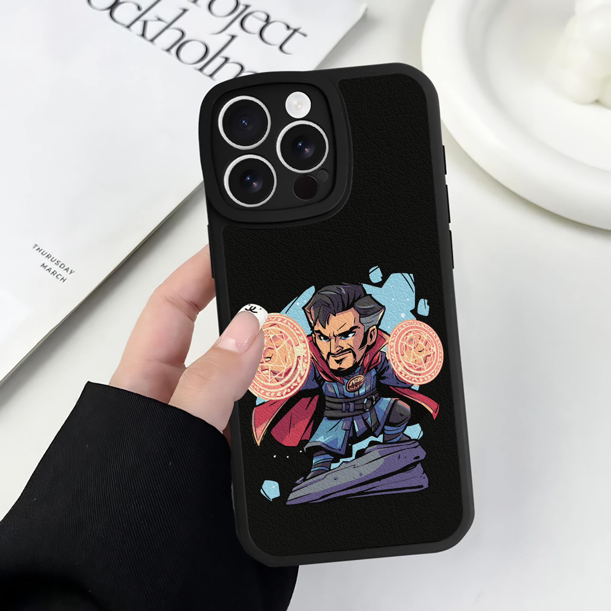 （画像用） アベンジャーズ The Avengers 【iPhone 16シリーズ対応】シリコンスマホケース（レザー調） 材質：シリコン